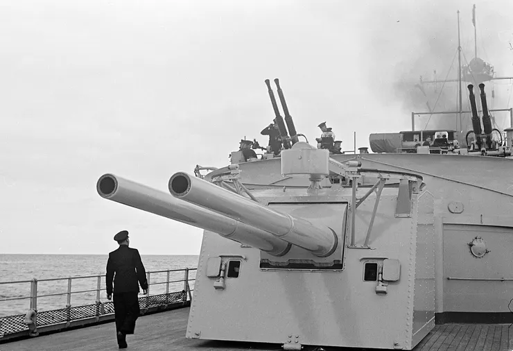 近距離觀察特羅姆普號的主砲塔之一和防空武器。