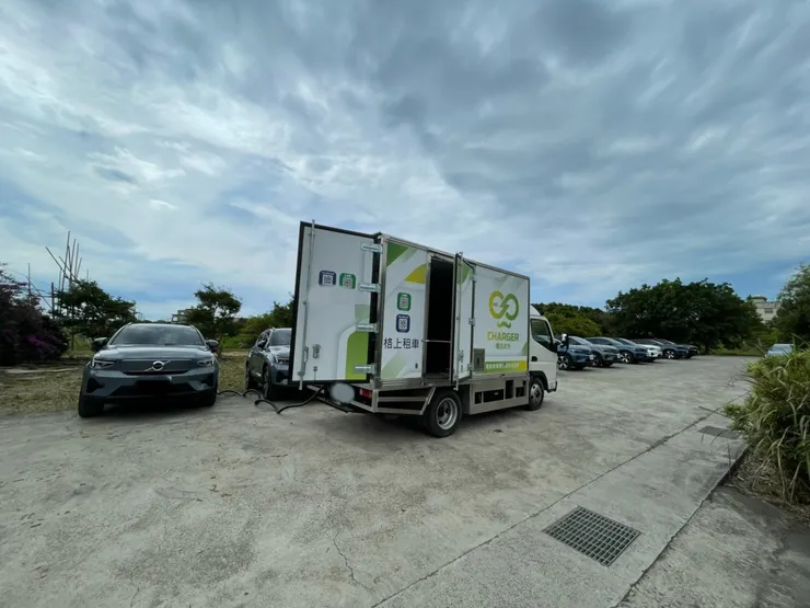 當天請台灣目前唯一的行動充電業者恰吉先生來讓車友體驗行動充電