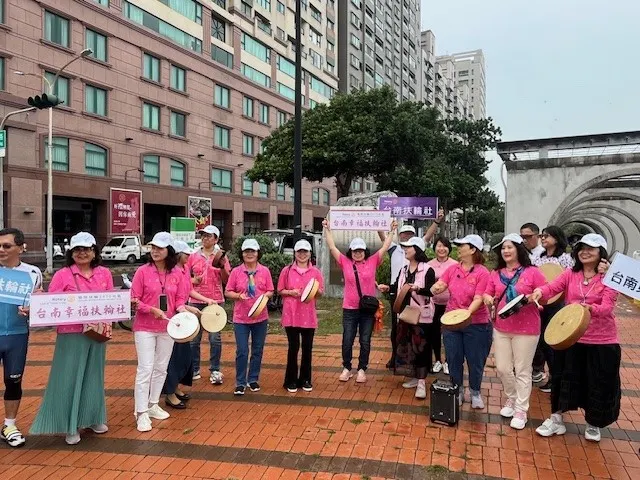 跟去年一樣熱情的台南幸福社擊鼓!!