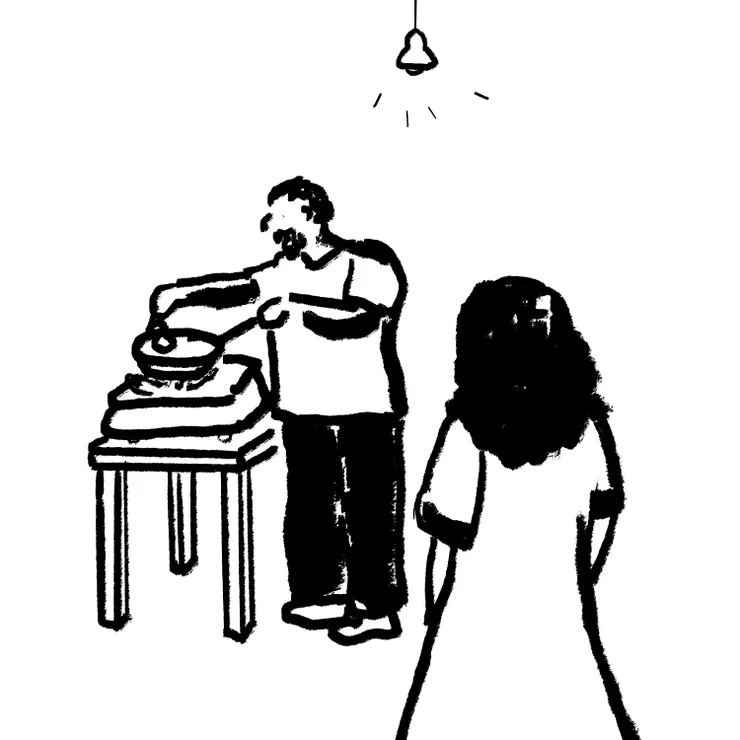 妻子凝視著在煙霧繚繞中烹飪的丈夫。