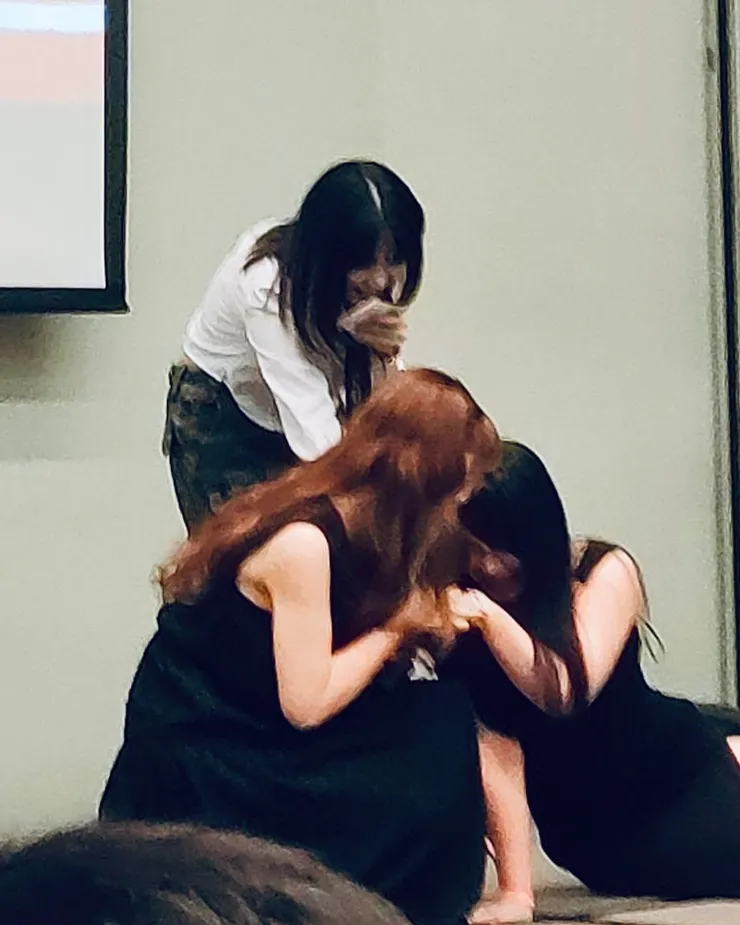 波多野老師過來主動拉我的手,我...一不小心笑得有點太開心