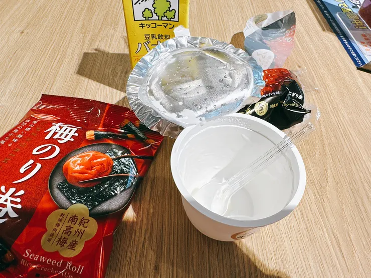 機場吃完晚餐又買了一波點心的我