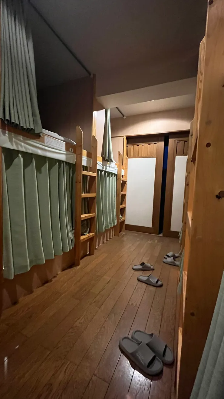 應該都是優先安排下鋪。