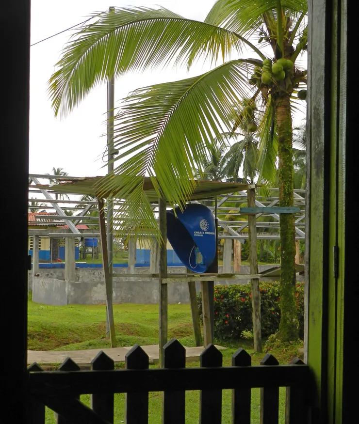 民宿前村中為一一座公共電話，線路似乎並非時時暢通