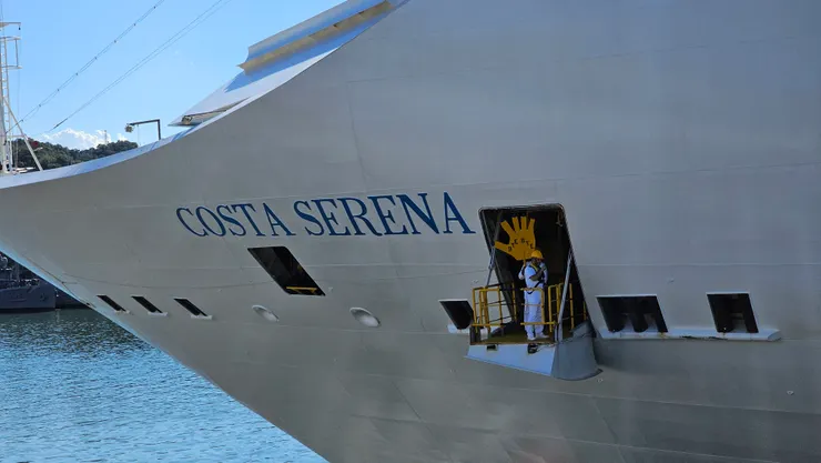 船首的工作人員拿出大大的BYEBYE手掌和岸上民眾說拜拜!好可愛!