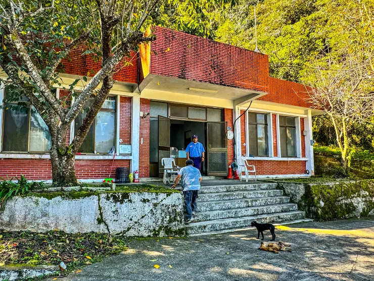 7k 交出入山證,而管制站的大哥說昨天包含車露和上山野營的人數約600人左右,OMG!! 假日人的潮好驚人啊~~