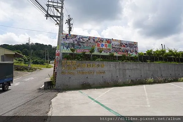 學校後方的東興產業道路，一路奔去就是東興國小，還有後邊的馬拉邦山