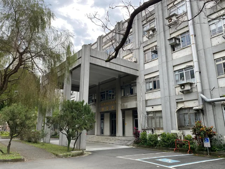 台大農藝館氣派的車寄