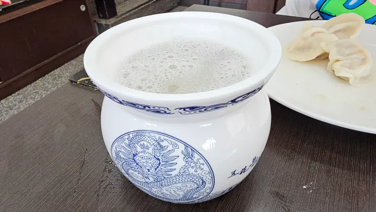 五花馬水餃館用來裝四神豬肚湯的容器相當可愛!