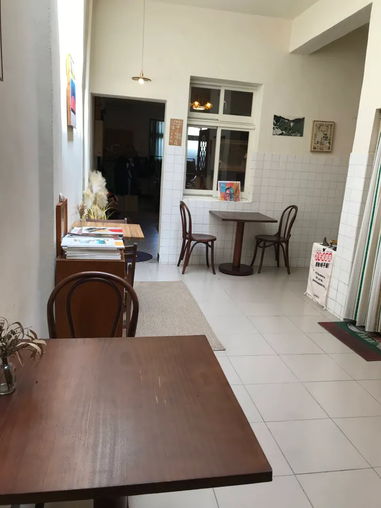 除了店面的無包裝商店,走進去,還有一個咖啡廳空間