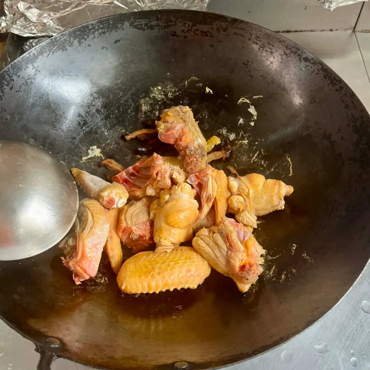 雞很黃,是市場買的玉米雞請老闆剁塊