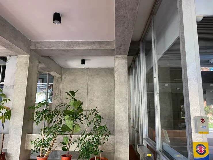 梁柱與落地玻璃之間並未緊貼，結構清晰可見，同時增添了空間的通透感。