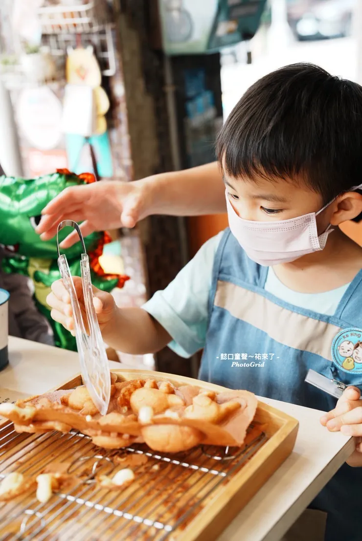 同樣是夾雞蛋糕，四年前後拿夾子的熟練度明顯成熟。