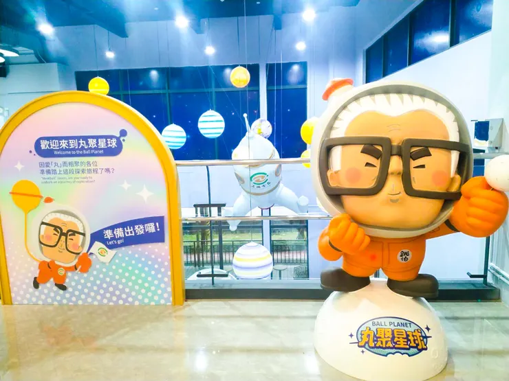 ▲&nbsp;嘉楠食品成立台灣第一家貢丸觀光工廠「丸聚星球」，為感念創辦人陳跳先生，打造出「跳伯」角色，吸引遊客進入丸子宇宙探險。（圖／嘉楠食品提供）