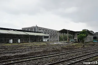 園區西側的軌道道碴已經被翻起，準備進行軌道修復