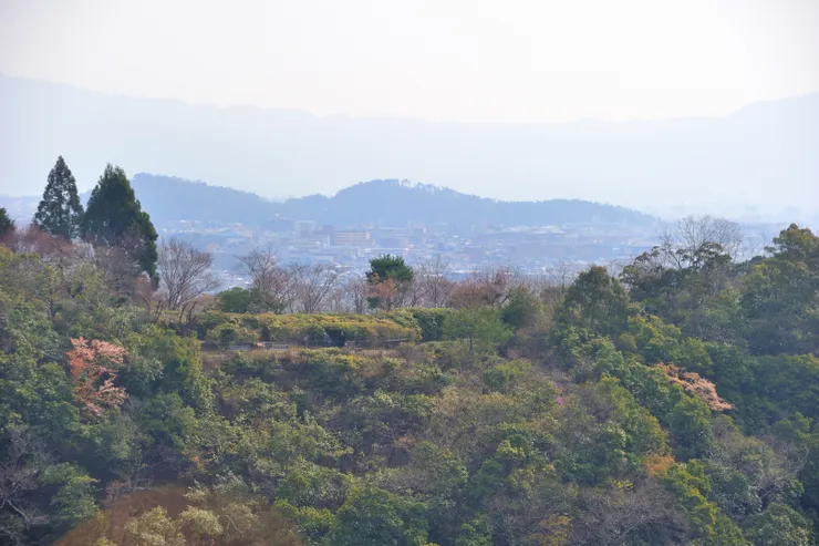 說可盡覽京都市容，但實際站在前廊瞭望，覺得不無誇大之嫌。