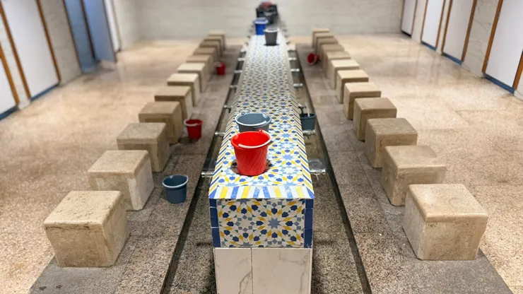 清真寺的地下室有洗淨廳，入寺前盥洗用。