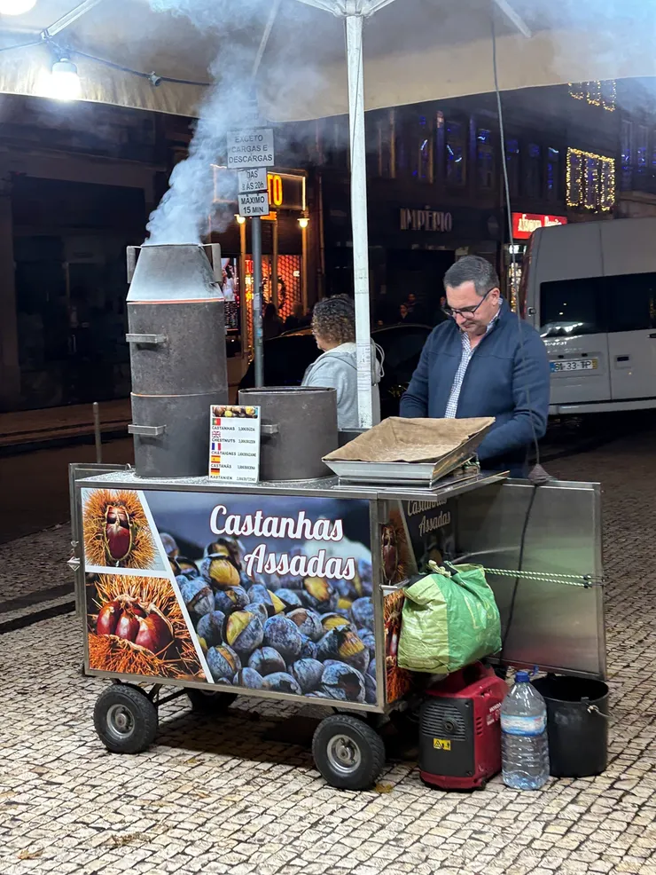 看到波多的街上突然冒出大量濃煙，以為哪裡失火了，結果都是炒栗子小販的傑作。（但栗子真的大顆又香）