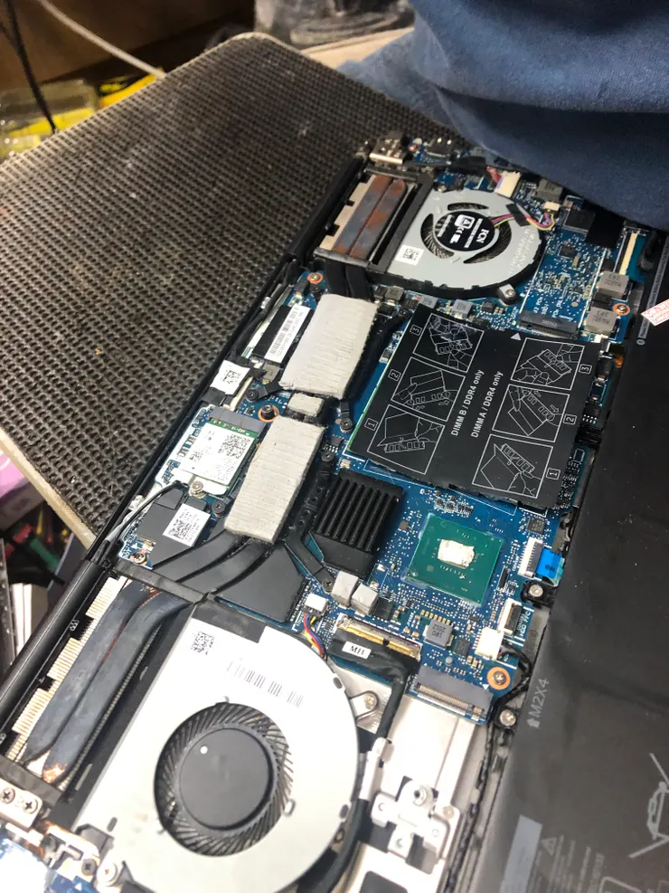 原苦主使用導熱黏土，企圖將熱導出，不過由於底蓋是塑膠，導熱效果不佳，結果變成熱都積壓在機器裡面。