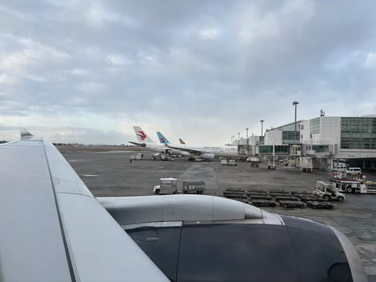 後推前機艙窗戶向外看出去一景。