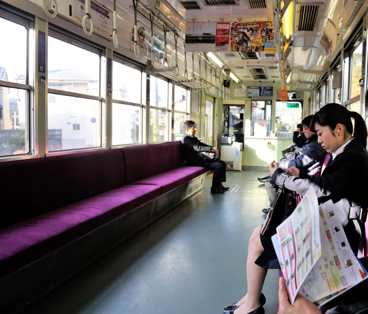 買嵐電一日券，車上頗空，到嵐山07：40。