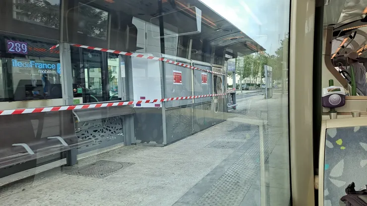 暴動被砸掉的輕軌站