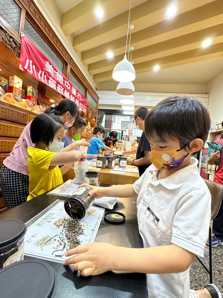 每一罐都打開來聞一聞,選擇自己喜歡的味道製作驅蚊包。