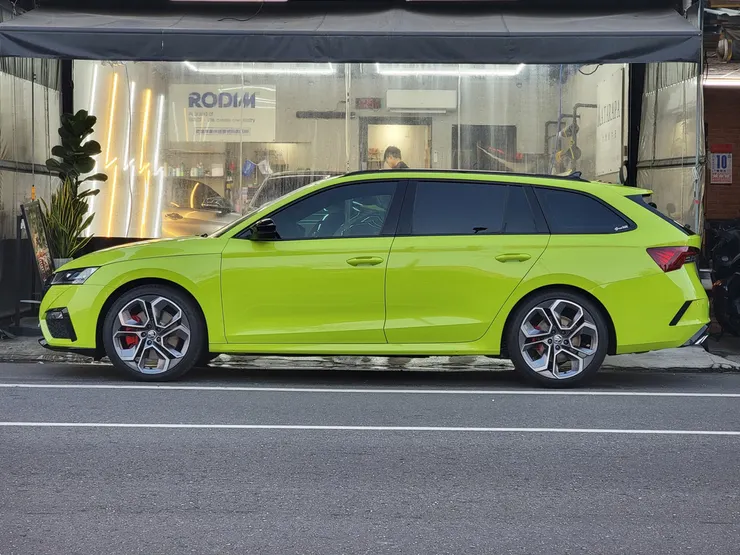 台南汽車包膜推薦【弗爾仕車體包膜】曼巴綠SKODA包膜分享│