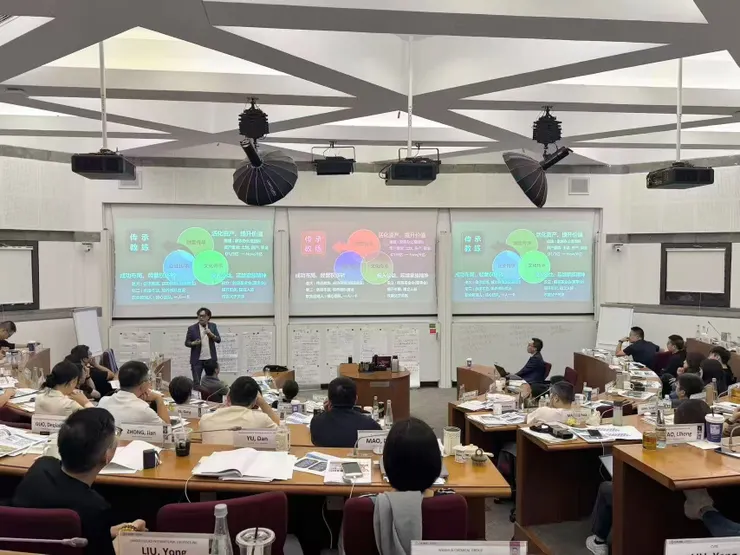 我受邀在商學院及家族辦公室協會分享“傳承”， 一個文化清晰、價值一致的組織會顯著降低管理摩擦，提高決策效率。(圖/黃至堯博士)