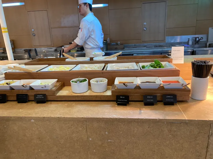 現煮麵或米線，自己把料放碗裡，然後跟廚師說要麵或米線，有兩種湯可以選