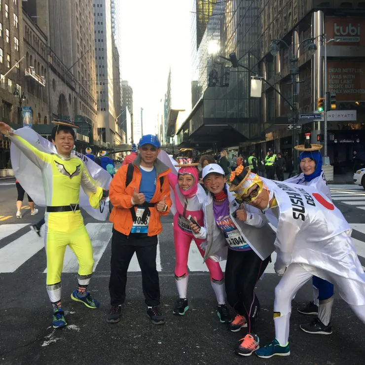 穿著壽司裝的日本跑者