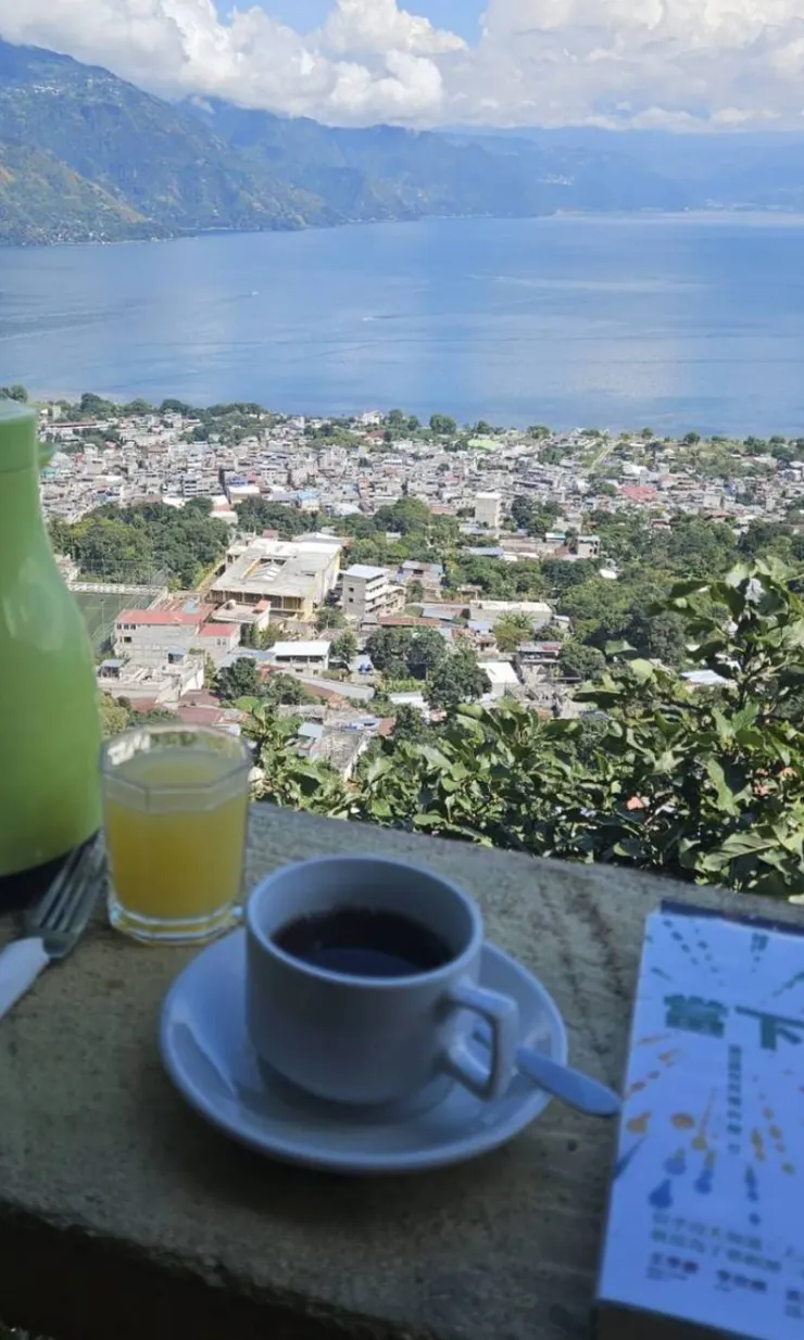 我真的就在瓜地馬拉的咖啡廳,感受著微風,讀完了這本 :)