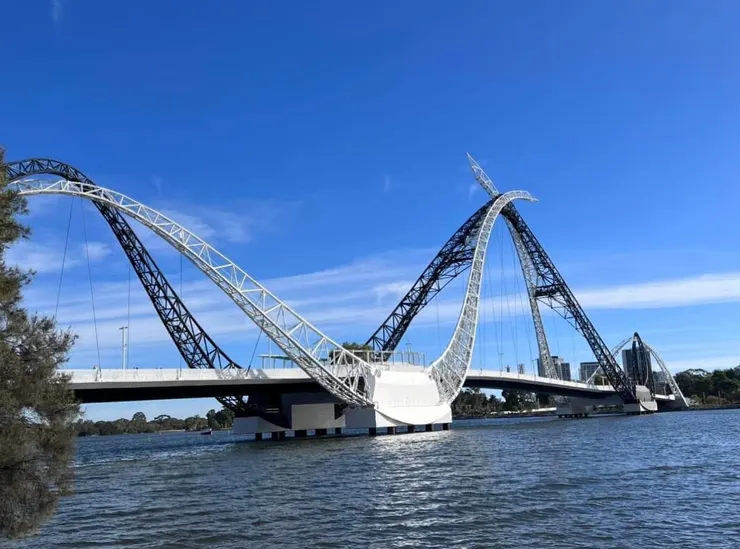 關於天鵝橋,需要有一點想像力,想像一黑一白的天鵝在眼前