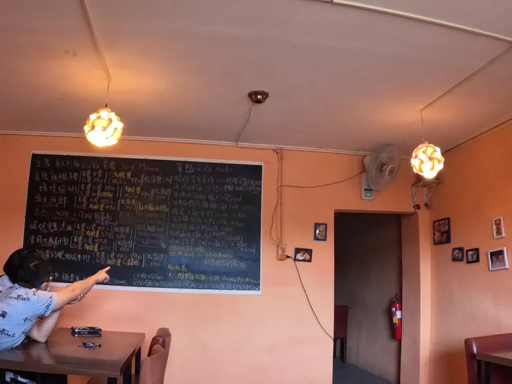 主餐後方還有多種醬料可選,很容易選擇障礙。