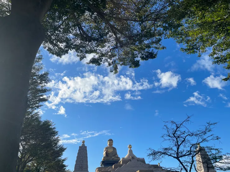 這張是一家人在長廊上休息時,我抬頭望著午後陽光灑下,覺得那畫面很美,就拍下來了。