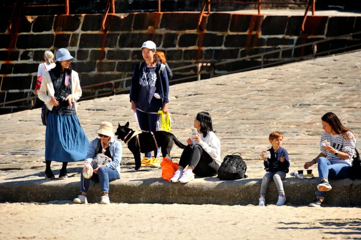 【在岸邊面對國家堡的斜坡遇到一位也來自助旅行的台灣女孩(白衣黑褲坐者，正與女兒對話)。】