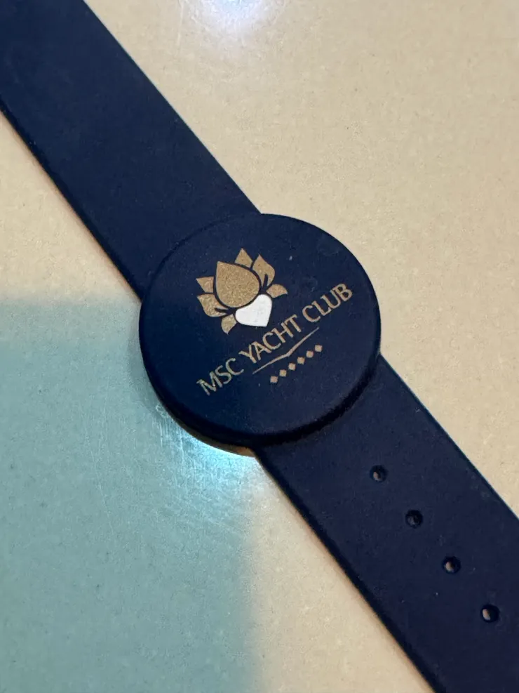 戴上這個神奇手環，可以召喚電梯！