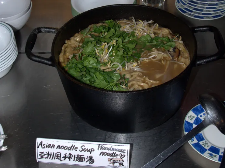 西式麵條亞洲調味再加點香菇豆芽，還可以加顆荷包蛋