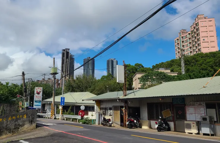 平頂路及小坪頂路交會處，所有店面這幾家，不敢淡水魚者到此可破戒，這是淡水河支流最上游，水質完全無污染及土腥，土雞一定是跑山雞……