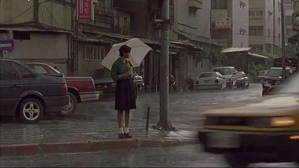 電影擅長用遠景及長鏡頭呈現孤獨與疏離感(2)