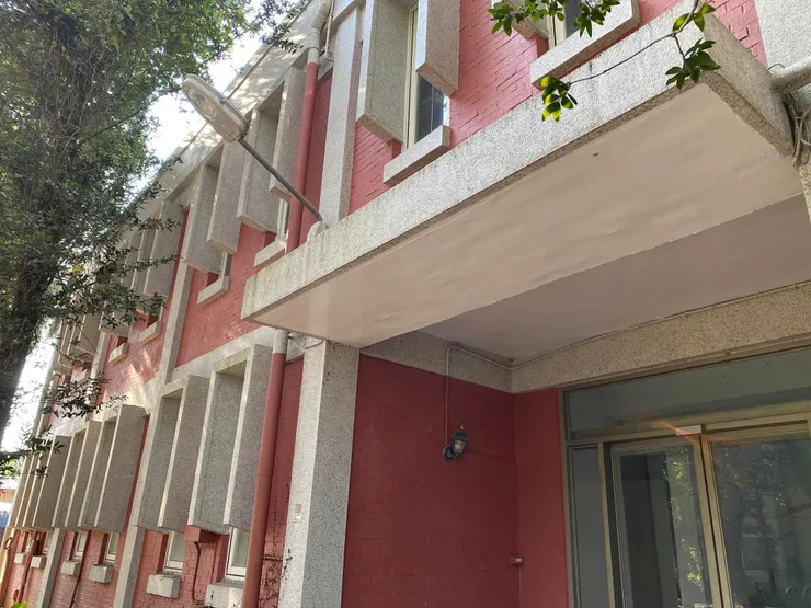 考種館充滿韻律感的遮陽板