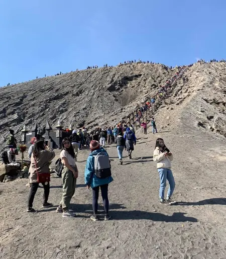 Bromo 火山口前的階梯