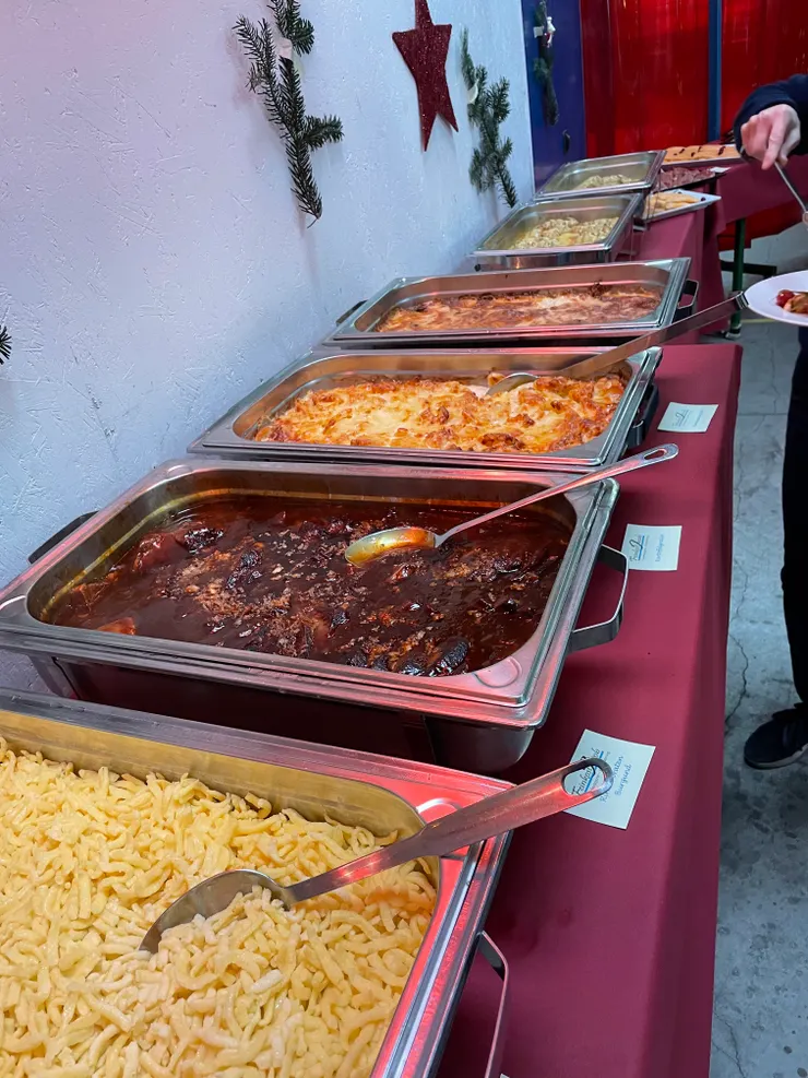 其中一兩道菜不錯，有一個雞腿肉的很好吃，其他的還好