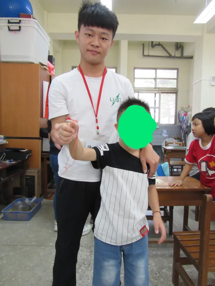 與妥瑞氏症小朋友完成手中作品2018-2019