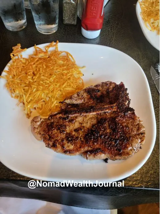 這是巴菲特在他最愛的牛排館Gorat's裡，幾乎每回必點的22盎司T-Bone牛排。不過我和太太覺得店裡的另一道招牌選項 — Whiskey Ribeye牛排，其外酥內嫩的特殊口感要來得更美味。 — 紀程 (J. Journey)