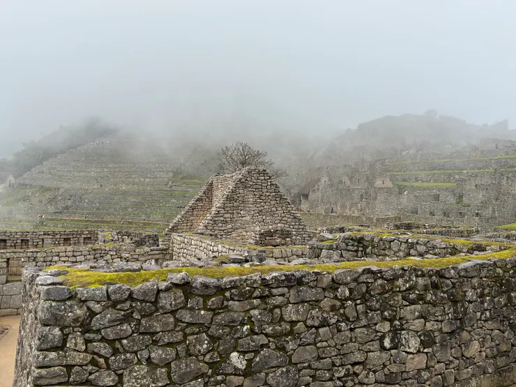 這些建築通常擁有梯形門窗和雙面坡屋頂的結構（雖然現在只剩石牆），並且有完善的水渠系統穿插其中。