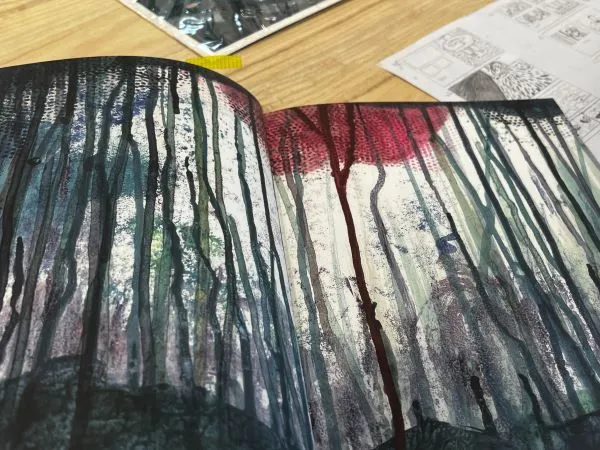 「課堂習作裡用了很多綠色,試了紅色顏料於是有了這畫面。我是畫圖的人,會從視覺上出發,覺得這是一個很好的畫面,就依據著個畫面去設計這個故事:整個森林都是綠色的樹,出現了粉紅色的樹,那這裡應該是蛋黃區,是最特別、風景最好的地方。繪本前面有特別提及達西先生用了很多積蓄才住到這裡。初始設定主角是園丁,園丁會特別照顧粉紅色的樹,也是因為它最特別。」