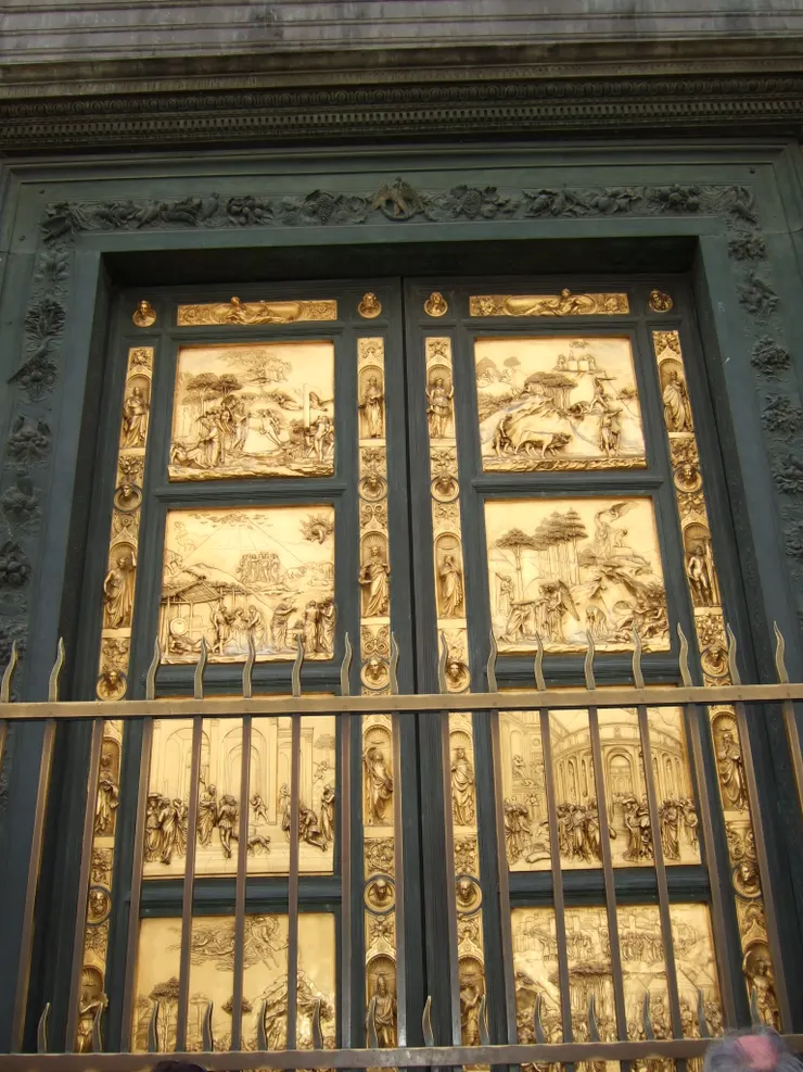 佛羅倫斯，聖母百花大教堂，金色浮雕的「天堂之門」。