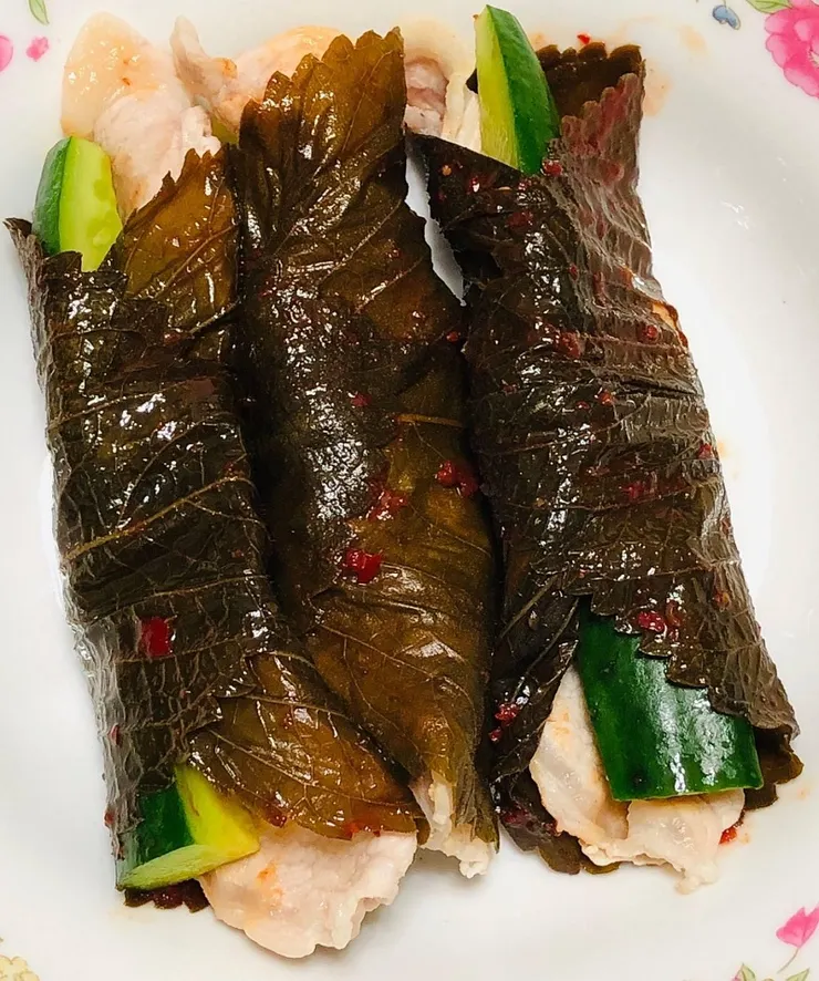 醃漬芝麻葉包入肉片和小黃瓜