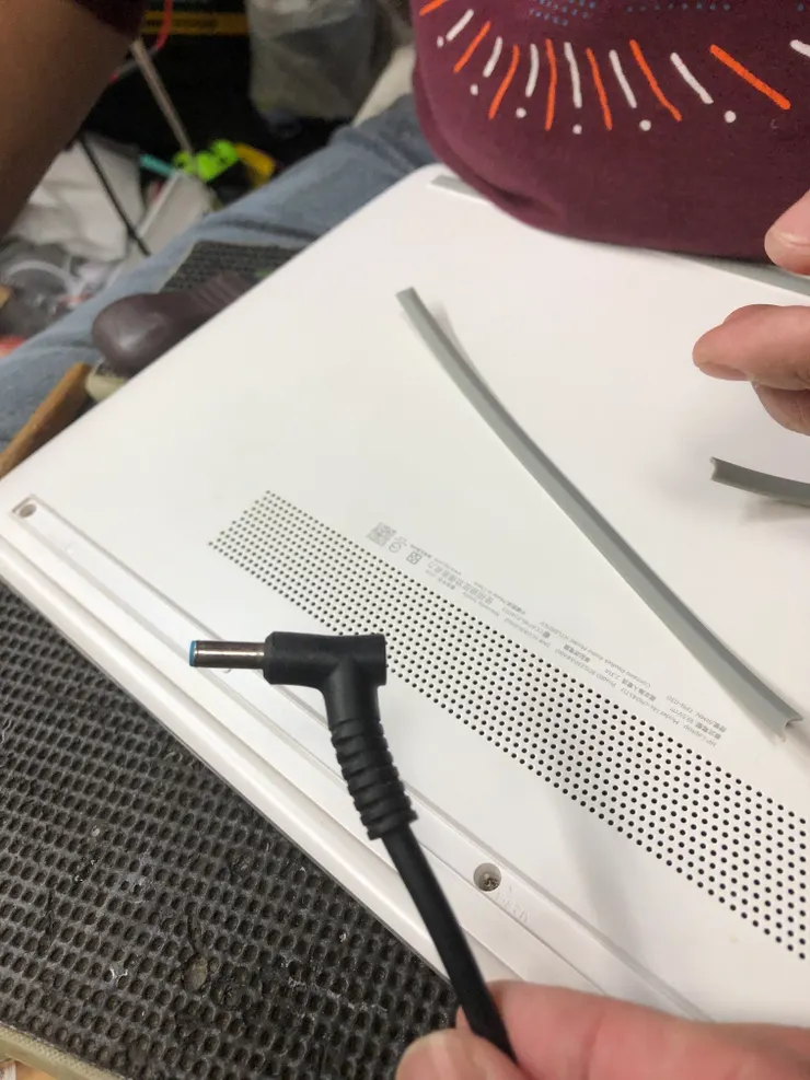 充電接頭原本是90度,現在變成120度了!